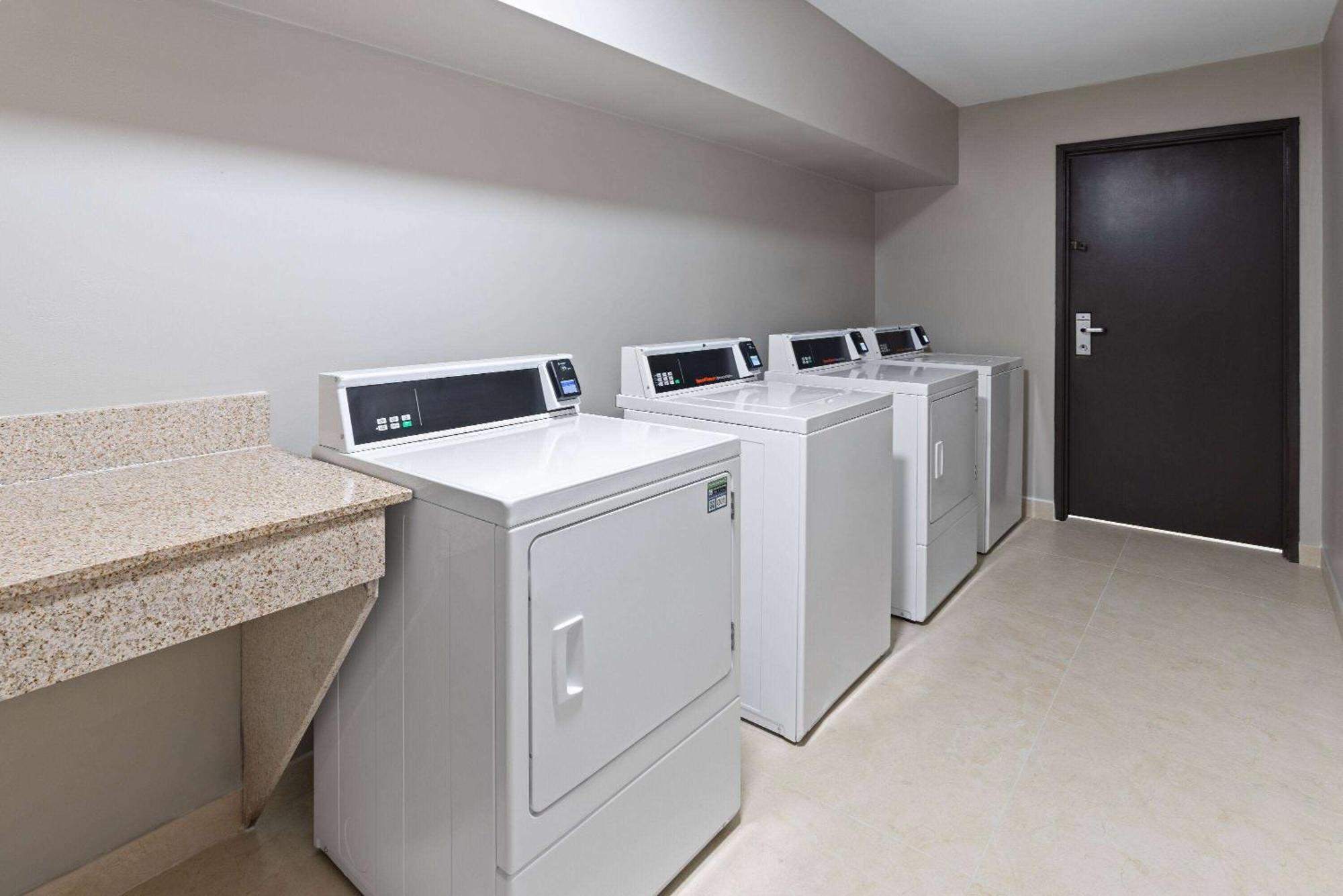 La Quinta Inn & Suites By Wyndham Memphis I-240 Dış mekan fotoğraf
